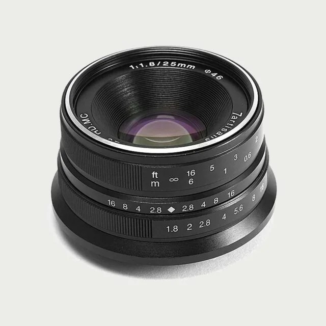 7Artisans 25mm F1.8 manuelt objektiv sett skrått forfra