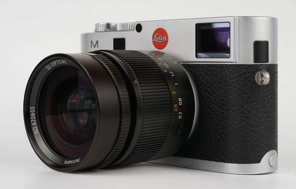 Leica M-kamera med manuelt 7Artisans-objektiv