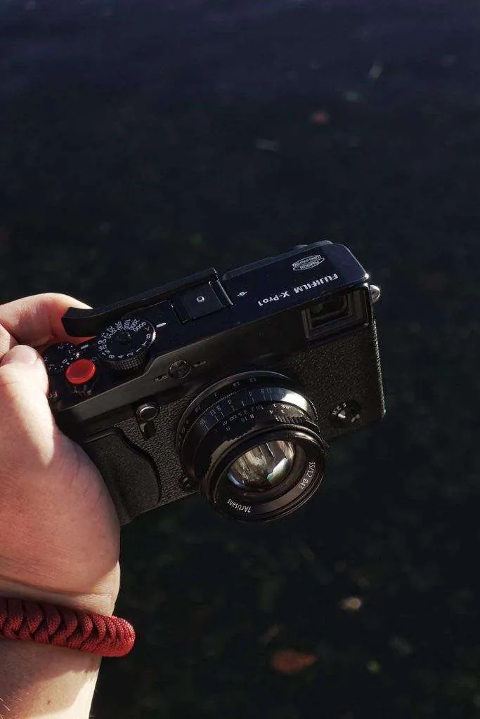 Håndholdt Fujifilm-kamera med 7Artisans 35mm F1.2-objektiv