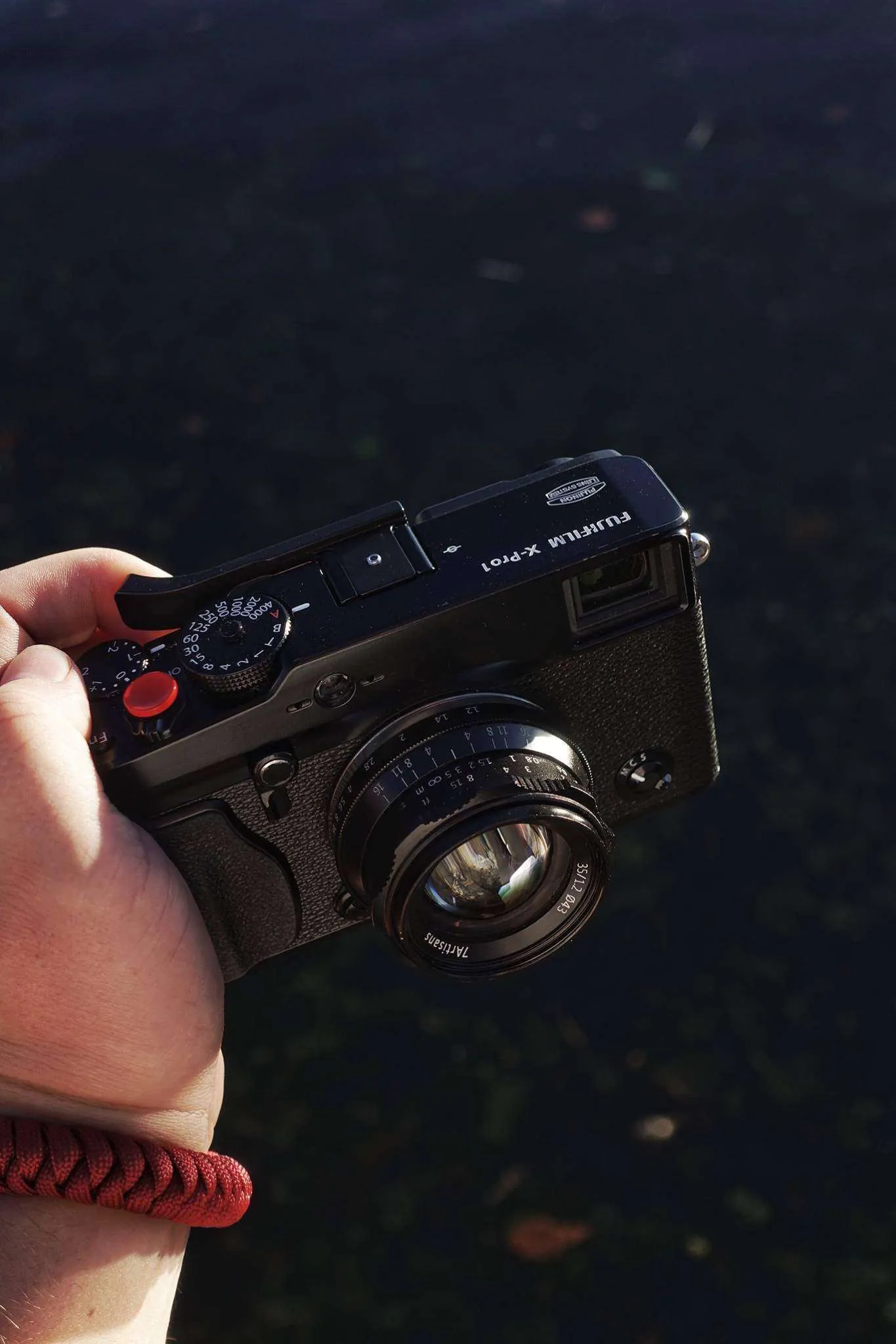 Håndholdt Fujifilm-kamera med 7Artisans 35mm F1.2-objektiv