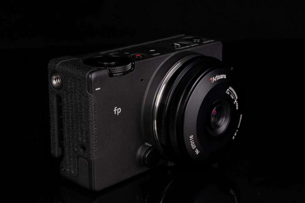 Sigma FP videokamera med pancake 35mm linse fra 7artisans.