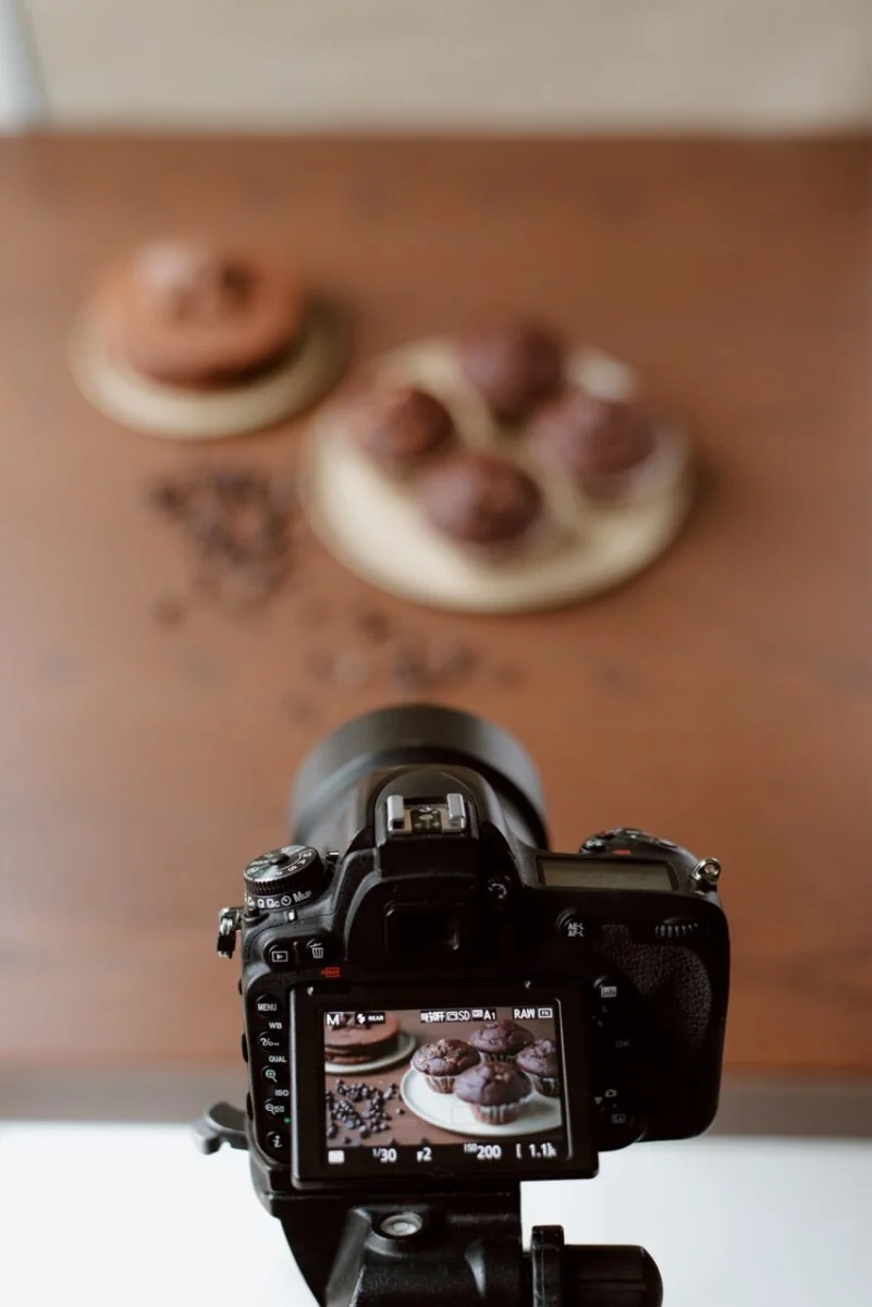 Kamera på stativ som brukes til matfotografering av bakverk