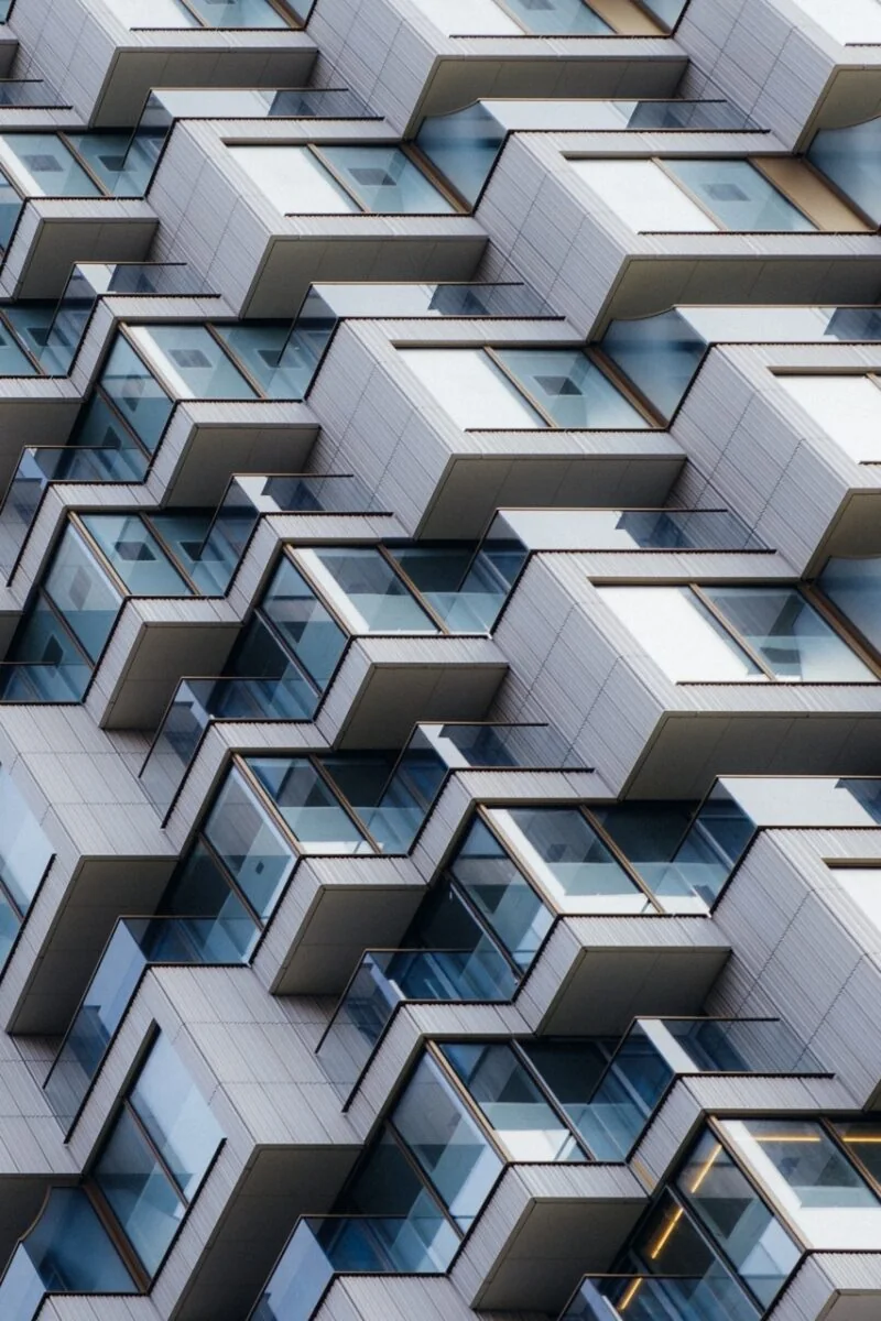 Arkitekturfoto av geometriske balkonger sett nedenfra