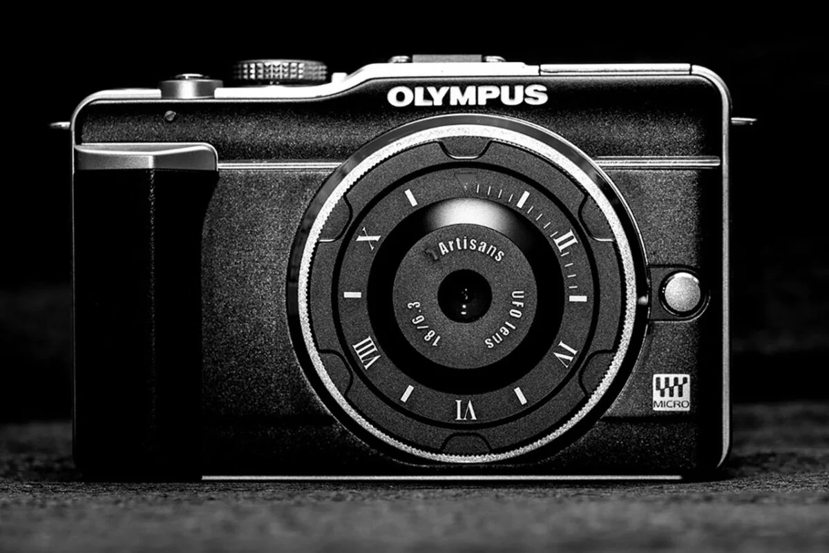 Olympus PEN-kamera med kompakt objektiv i svart-hvitt