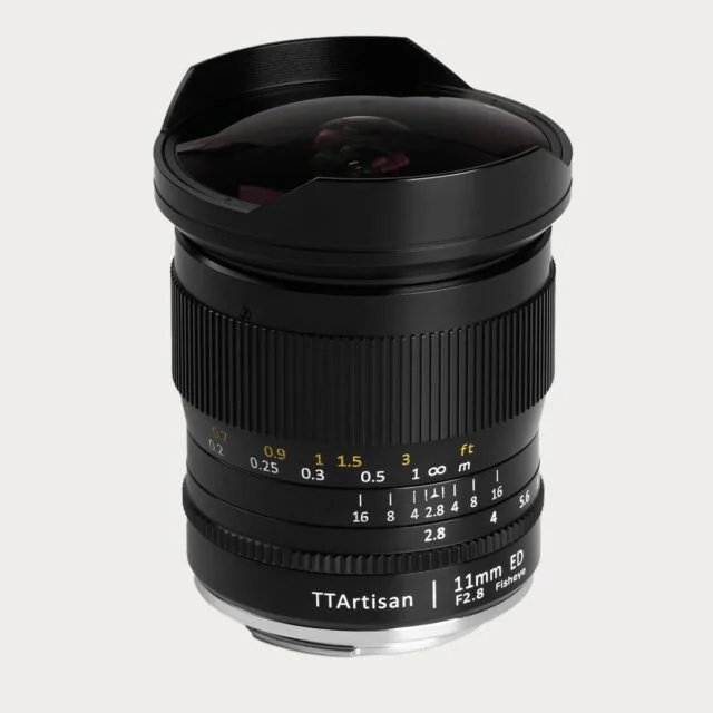 TTArtisan 11mm F2.8 fisheye-objektiv sett skrått forfra