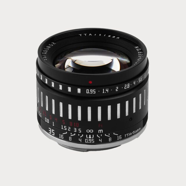 35mm F0.95 bokeh monster av et objektiv.