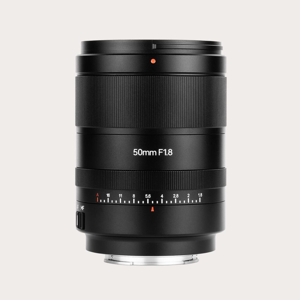 50mm F1.8 med autofokus prime objektiv.