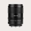50mm F1.8 med autofokus prime objektiv.