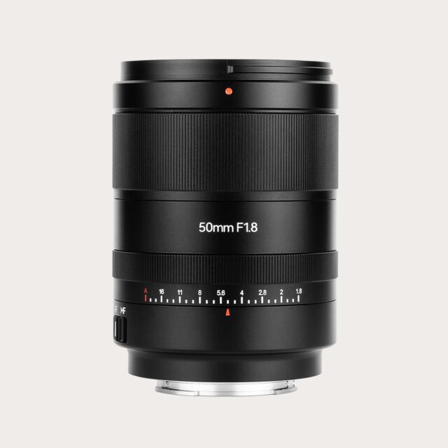 50mm F1.8 med autofokus prime objektiv.