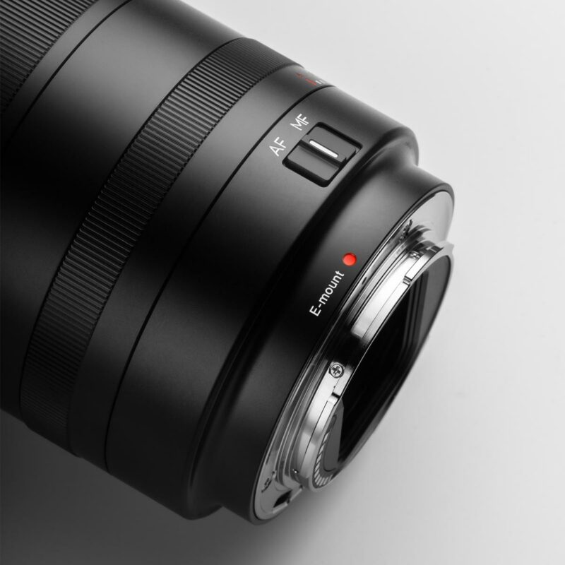 50mm F1.8 med autofokus prime objektiv.