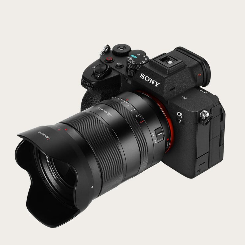 50mm F1.8 med autofokus prime objektiv.