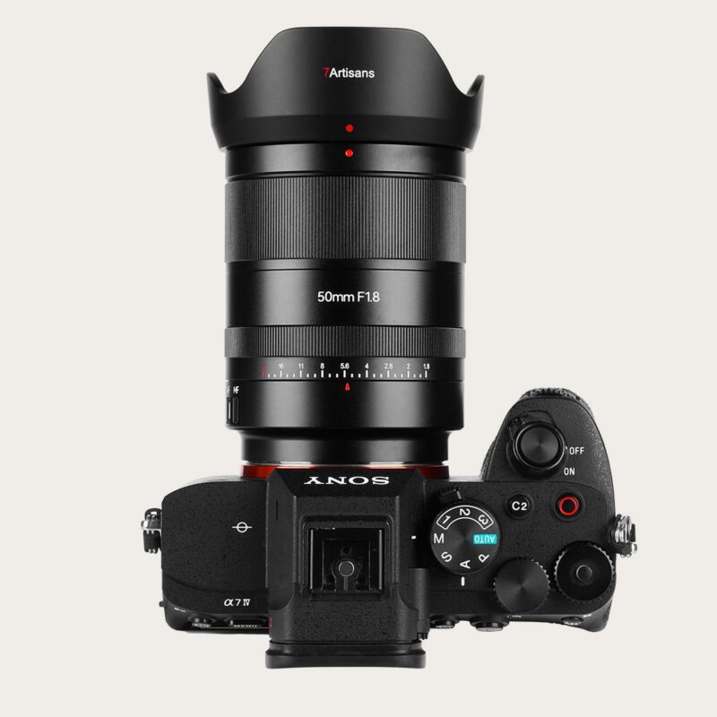 50mm F1.8 med autofokus prime objektiv.