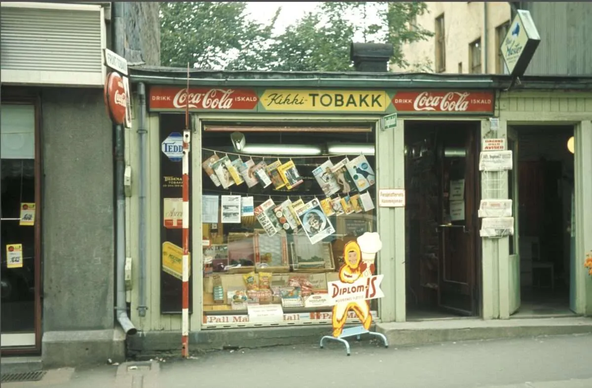 Kioskfasade med tobakksskilt og vintage fargeuttrykk